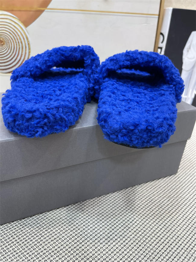 Ba*len*cia*ga furry slide sandal